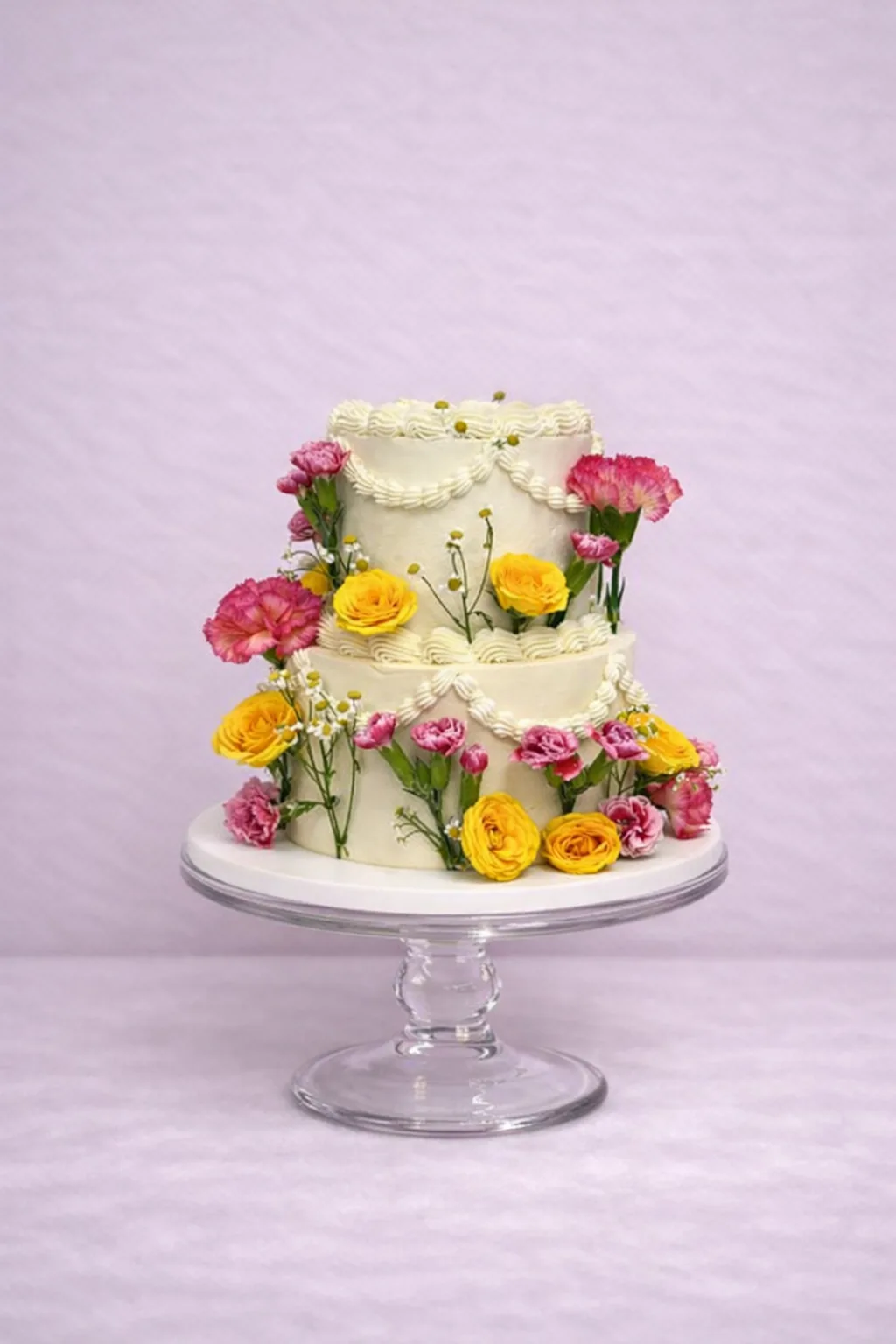 Tarta de boda vintage estilo lambeth con relieve de manga y flores en rosa y amarillo, inspiración retro, para bodas en Granada.